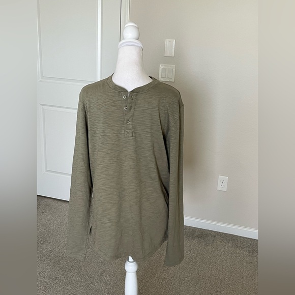 NWOT Barefoot Dreams Malibu Collection Mens Henley Color is Sage/Neutral Size S